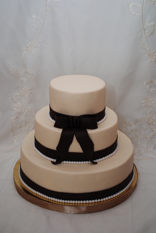 Свадебный торт с шоколадной фигуркой