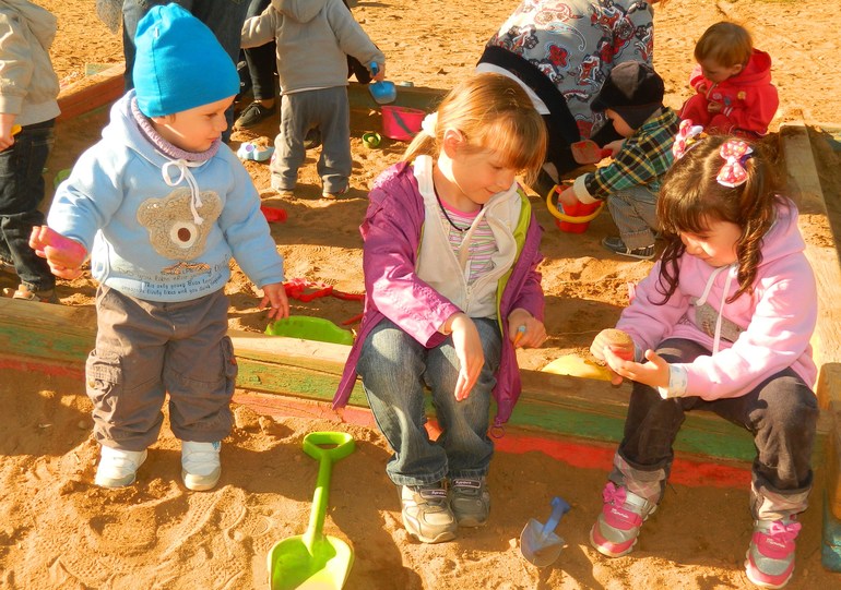 Очень теплый костюм на меху на 2 года. 650 руб.