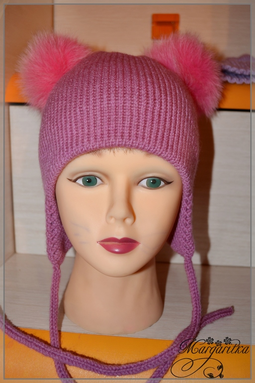 Прямо с неба к нам летят лёгкие пушинки, серебрятся и блестят белые снежинки.