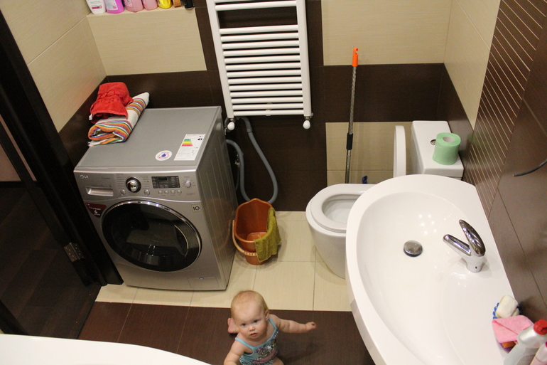 Коричнево-бежевая ванна