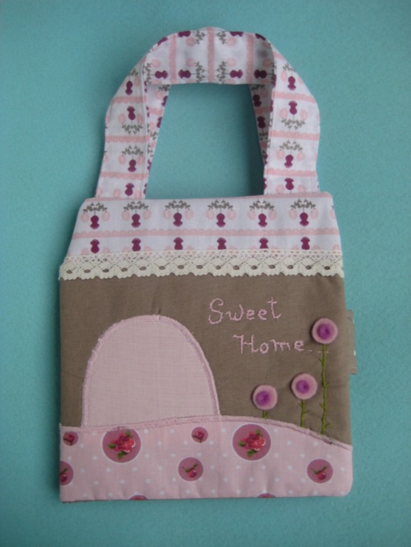 Вырезная куколка из фетра с домиком