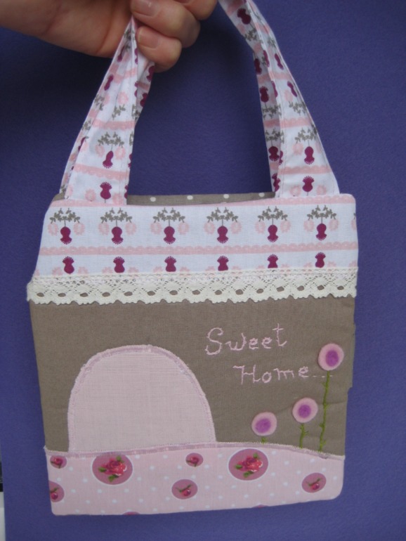 Вырезная куколка из фетра с домиком