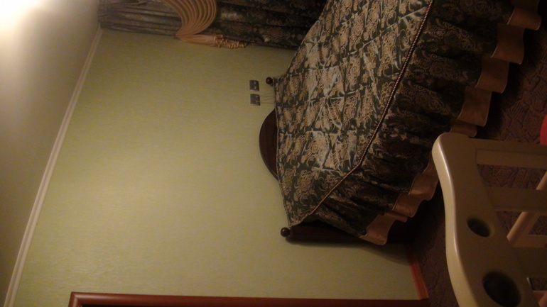 Подскажите что повесить над кроватью