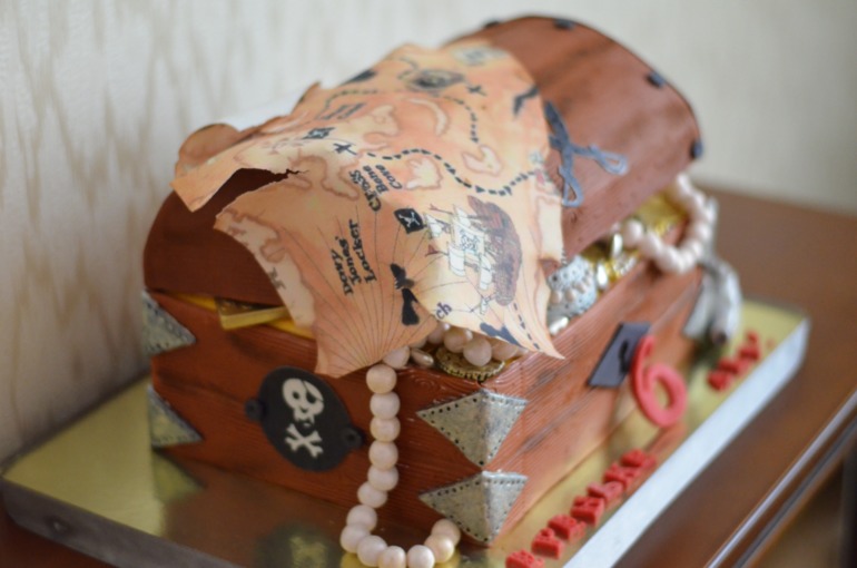 Сундук с сокровищами для пиратской вечеринки!