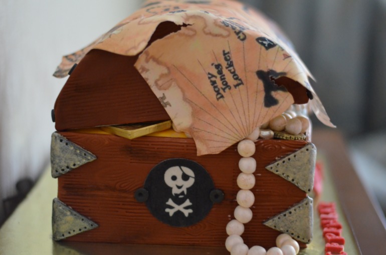 Сундук с сокровищами для пиратской вечеринки!