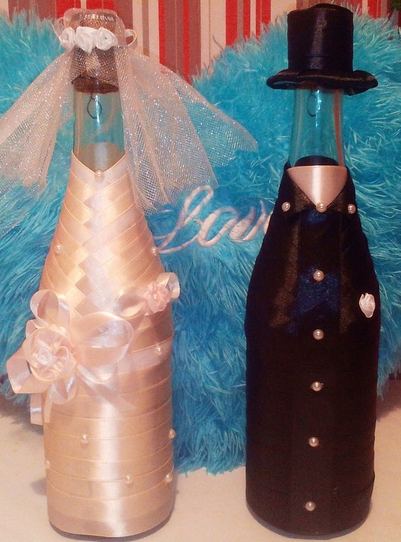 Бутылки шампанского для молодоженов))