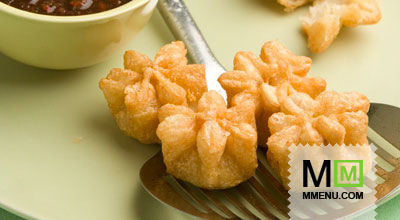 Слоеные «мешочки» с курицей и сыром
