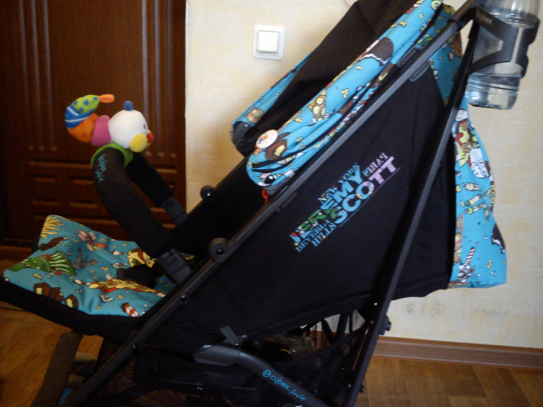 Про нашу колясочку-трость CYBEX ONYX Jeremi Scott multicolour