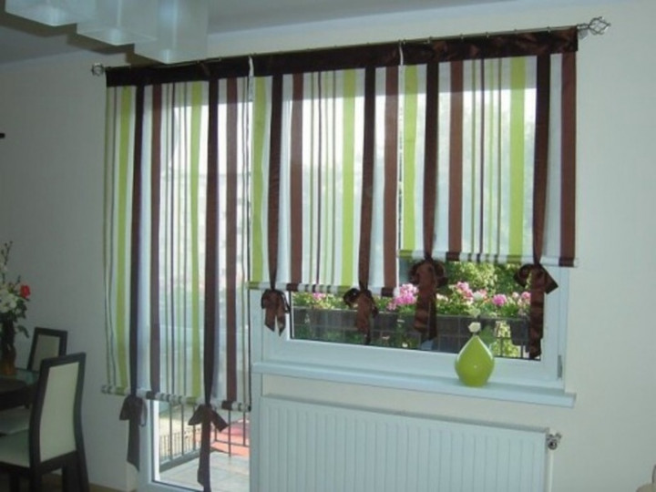 Дамы! Имеем окно с балконом на кухне, очень хочу римские шторы, но .