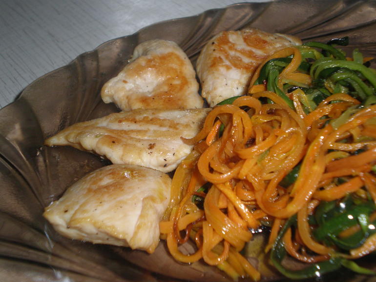 Овощные спагетти с куриными