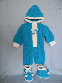 Вязаный комбинезон  и пинетки для новорожденного.