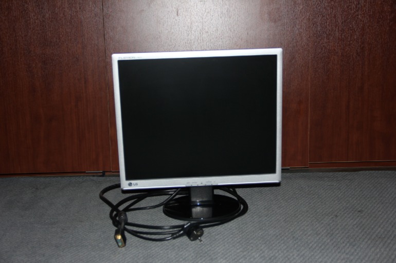 монитор LG Flatron L1942S, (бонусом мышка, клавиатура)