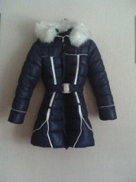 Породам модный пуховик темно-синего цвета и шапку