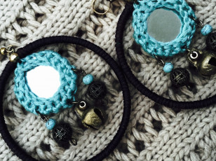 Серьги с зеркальцем и бубенчиками в стиле бохо