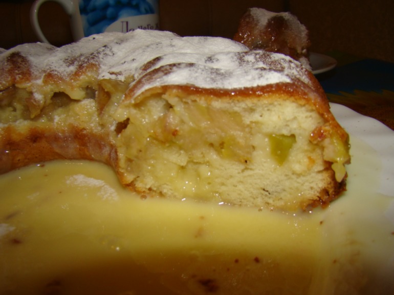 Шарлотка с бананами и яблоками....