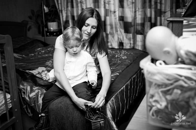 Сборы маленького Алексея в церковь