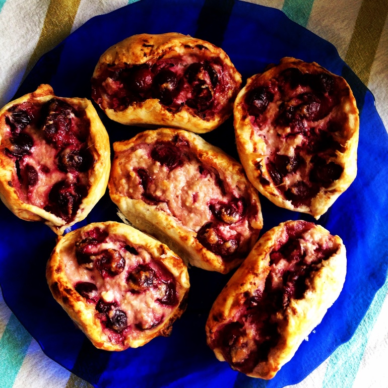 открытые слойки с творогом и вишней