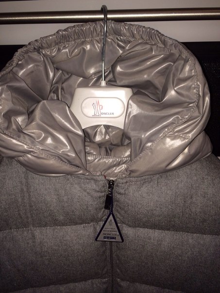 Новый пуховик Moncler - на 12лет!!Очень стильная модель...