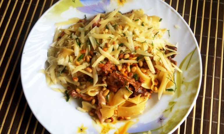 Паста с беконом, лисичками и кедровыми орешками