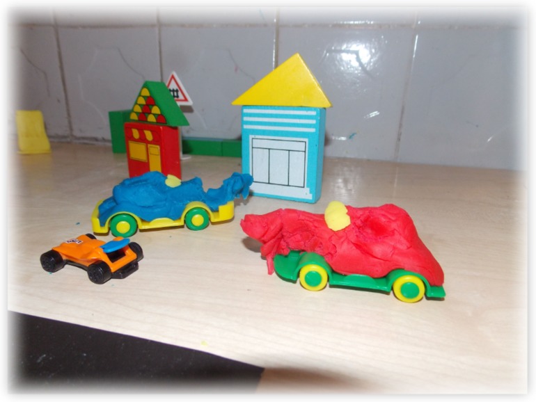 Лепим машинки и играем
