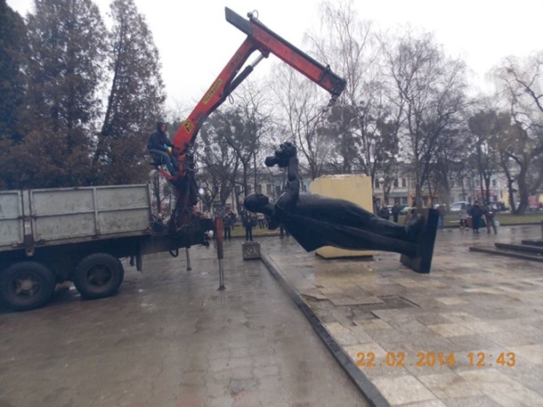 На Львовщине демонтировали памятник советскому солдату...