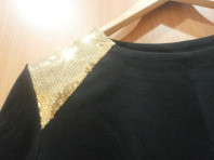 Платье черное с плечами в паетках