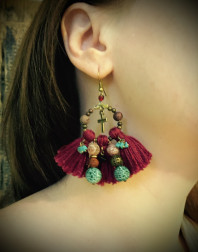 Бордовые серьги в мексиканском стиле