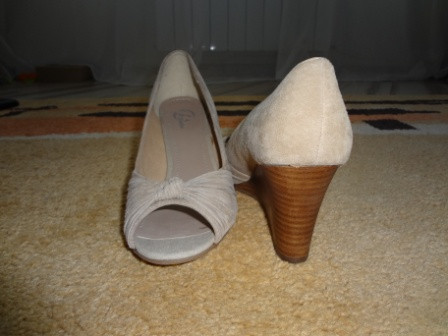 Продам новые замшевые туфли фирмы BATA