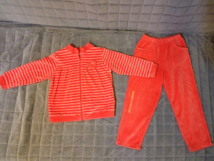 Костюм велюровый.