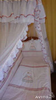 Балдахин и комплект постельного белья в кроватку