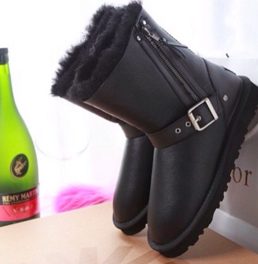 Короткие UGG на ремне.