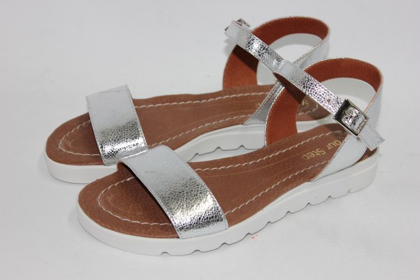 Стильные кожаные босоножки.