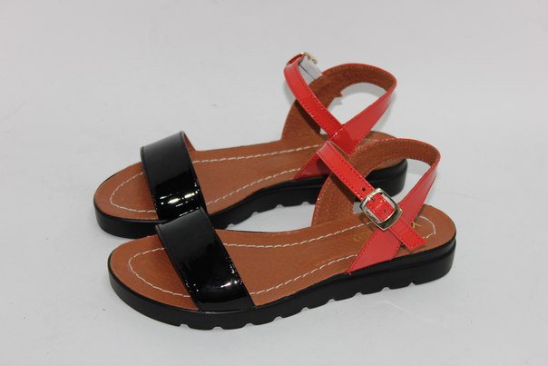 Стильные кожаные босоножки.