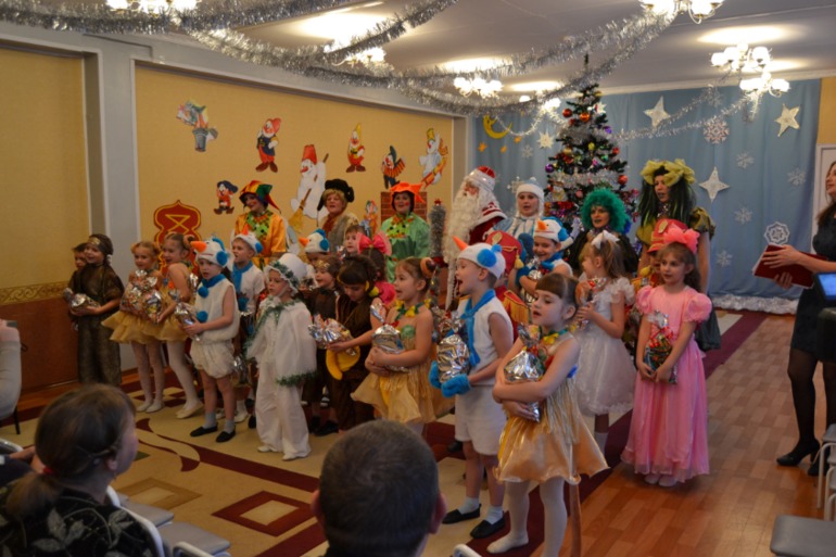 Последний новогодний утренник в саду((