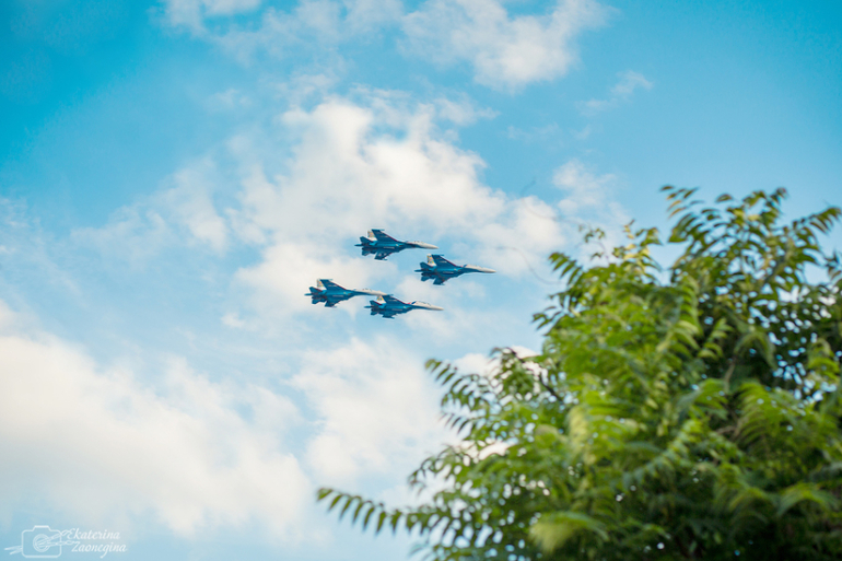 Русские Витязи в небе над Симферополем (День России 12.06.2014 г.)