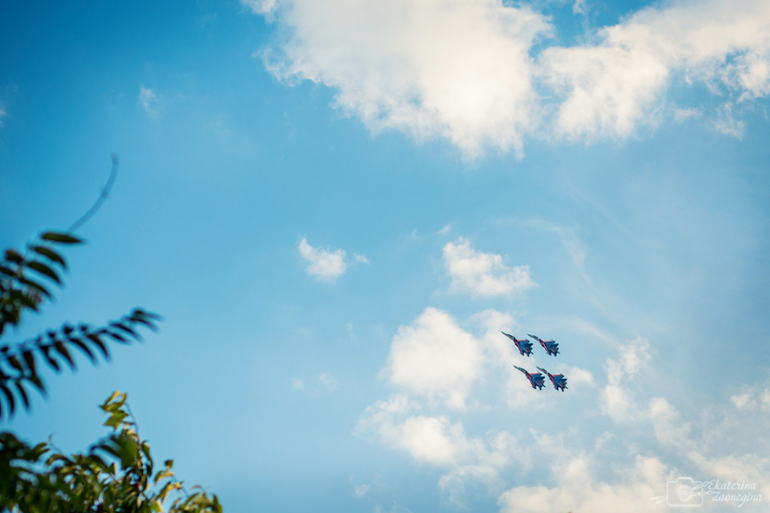 Русские Витязи в небе над Симферополем (День России 12.06.2014 г.)