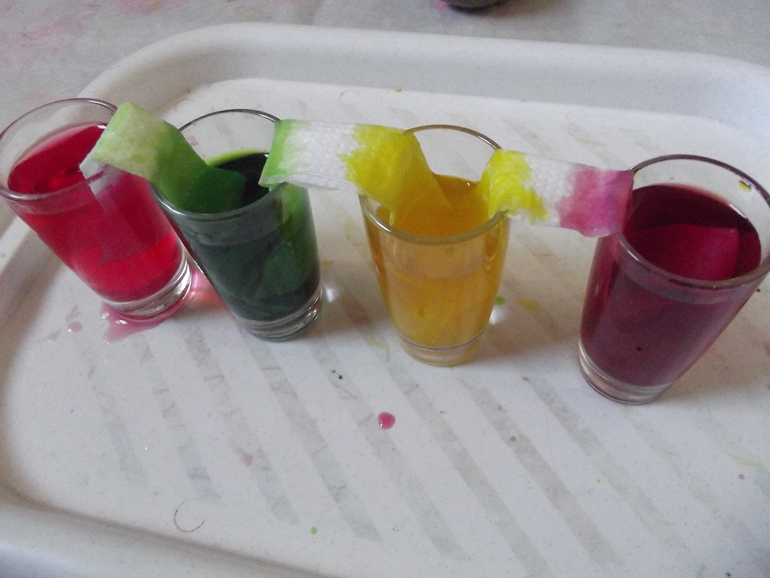 Опыт цветной. Эксперименты с цветом. Опыт с разноцветной водой и бумагой. Опыты "цветная вода". Опыт с цветной водой и салфетками.
