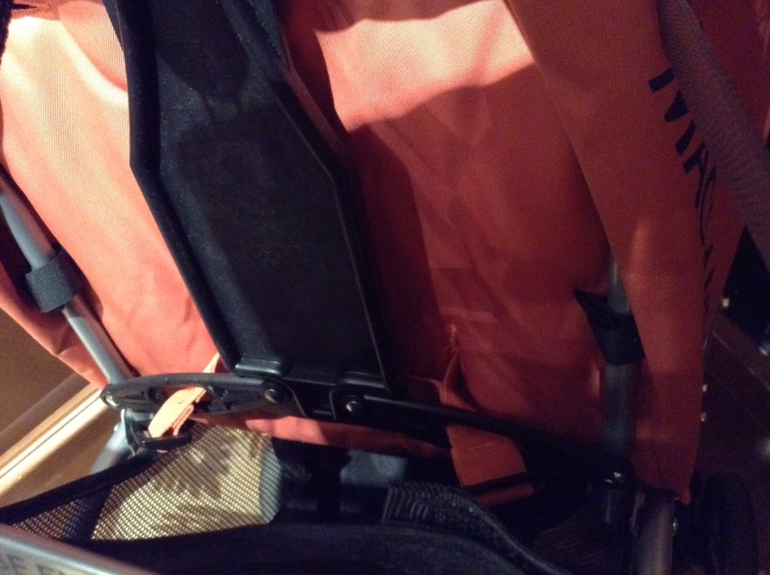 Правильно закрепить матрасик Макларен на коляске.