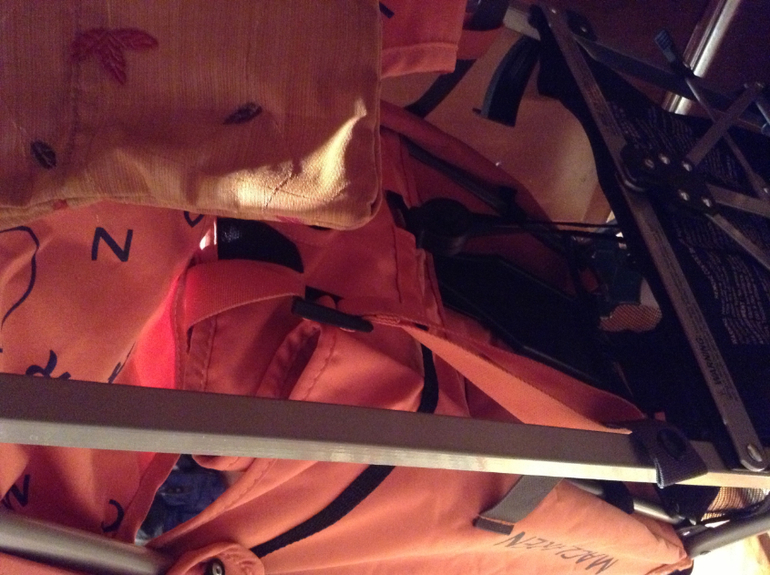 Правильно закрепить матрасик Макларен на коляске.