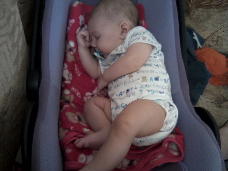 сыночек с помощью мужа поздравил с 8 марта))