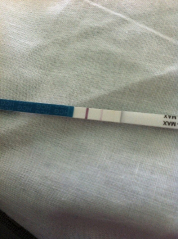 Посмотри пожалуйста, у меня в глазах что то или это 2 полосочка?