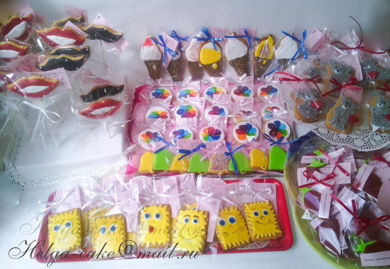 Много-много печенья на детский праздник.