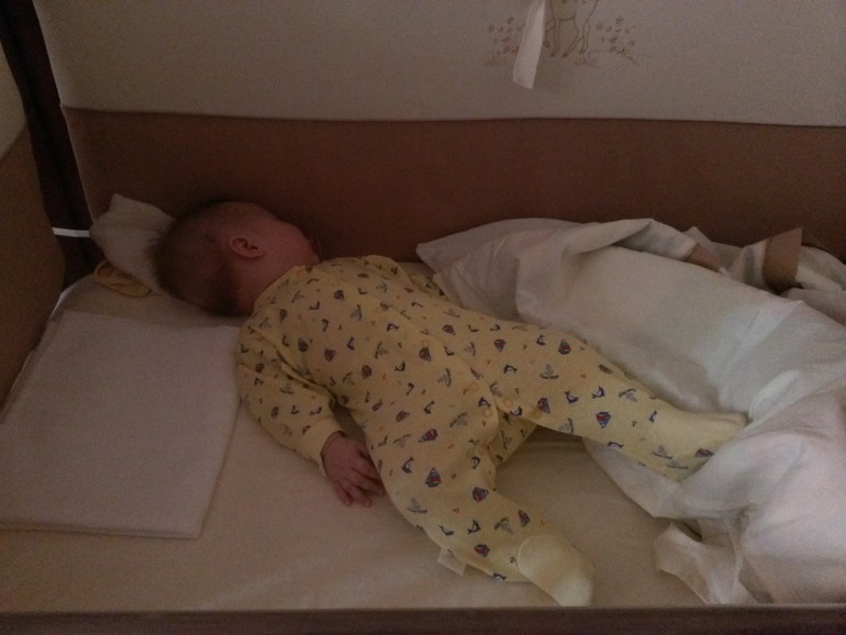 Укрытие детей. Укутанный малыш на кроватке. Новорожденная в одеяле Байковом. Накрывать младенца на ночь. Новорожденные дети в кроватке ночью.