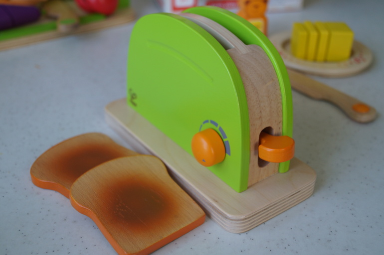 Деревянные игрушки HAPE и JANOD-тостер,кофемашина,набор продуктов.