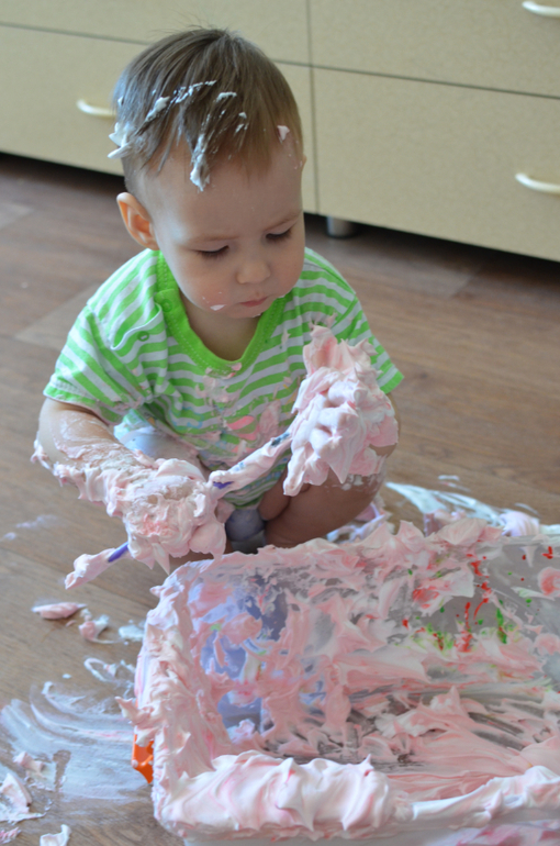 играли с пеной для бритья)