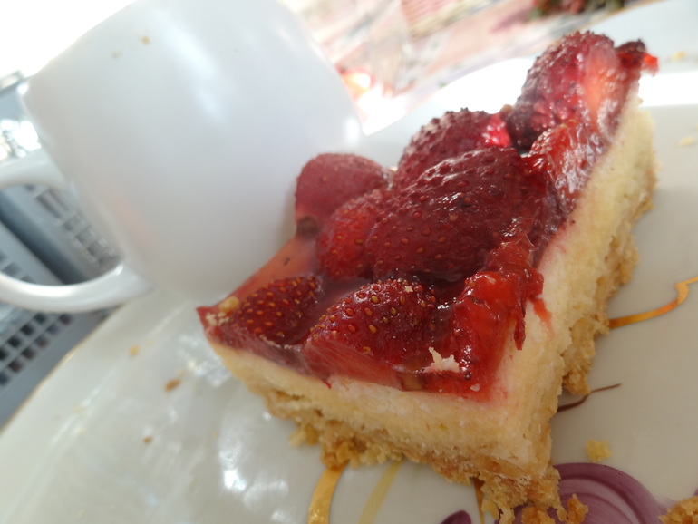 Песочный тортик с творогом и клубникой