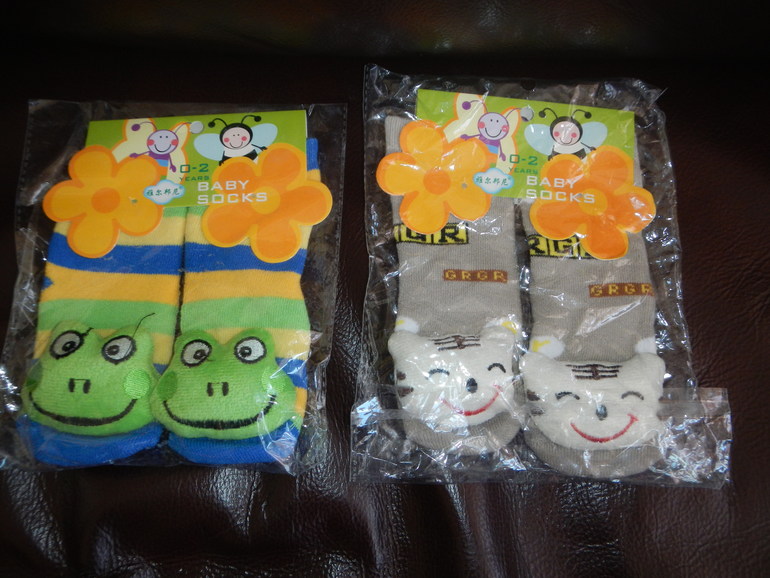 Весенний комбез, носочки с погремушками,пончо, костюм тройка и летний костюм