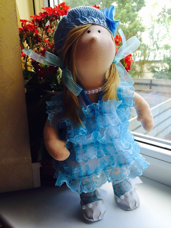 Девонька в голубом!