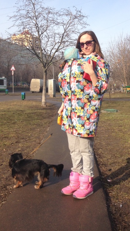 Первая прогулка в слинге