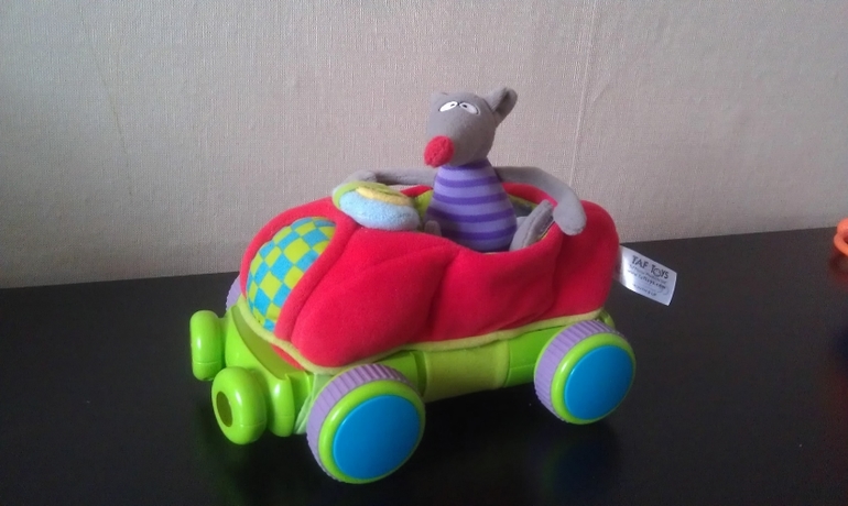 Много игрушек для малышей